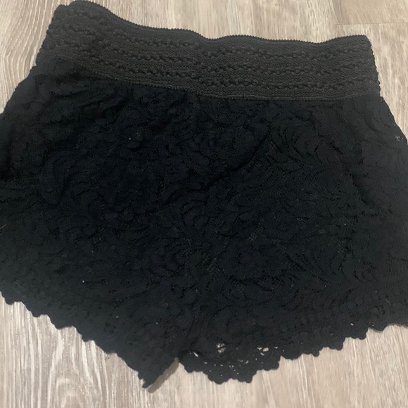 Black lace shorts - Picture 3 of 4